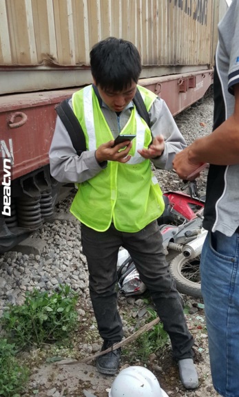 Nam thanh niên đi xe máy may mắn thoát chết.