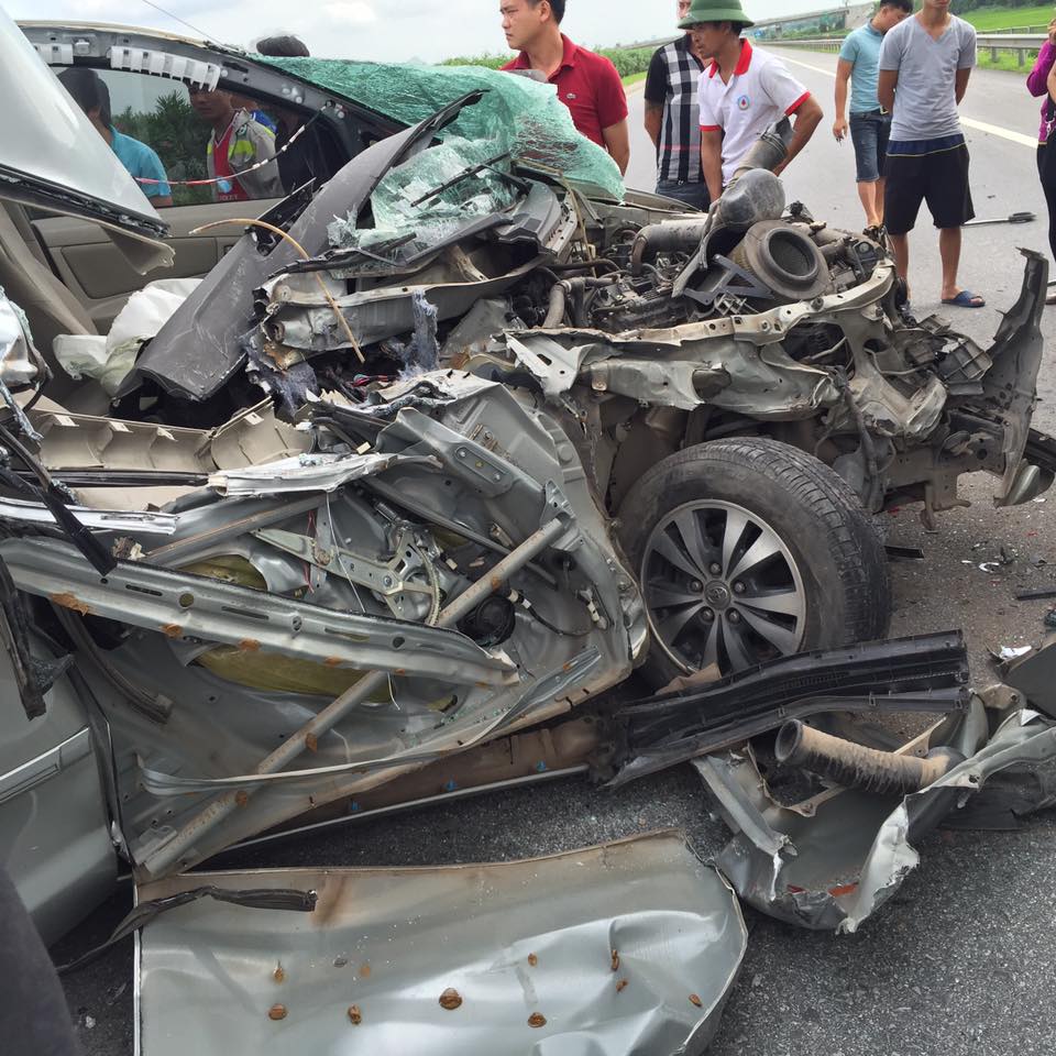 
Chiếc Toyota Innova hư hỏng nặng trong vụ tai nạn.
