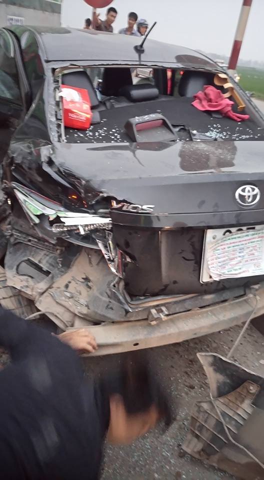
Toyota Vios hư hỏng nặng sau vụ tai nạn.
