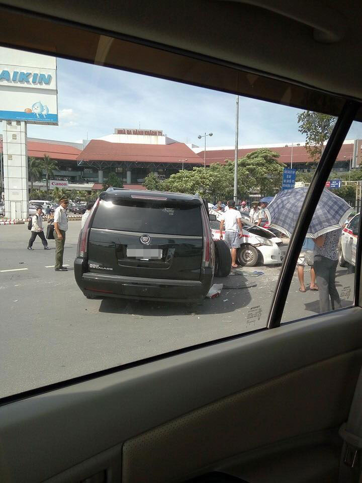 
Theo các nhân chứng tại hiện trường, vụ tai nạn xảy ra khi chiếc taxi của hãng Group đang lưu thông theo hướng cầu Nhật Tân - Nội Bài. Bất ngờ, chiếc taxi bất ngờ đâm vào Cadillac Escalade màu đen chạy cùng chiều.
