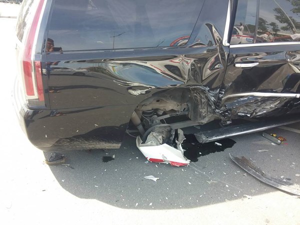 
Cú va chạm mạnh đã khiến chiếc Cadillac Escalade bị gãy trục và rụng một bánh xe phía sau, bên phải.
