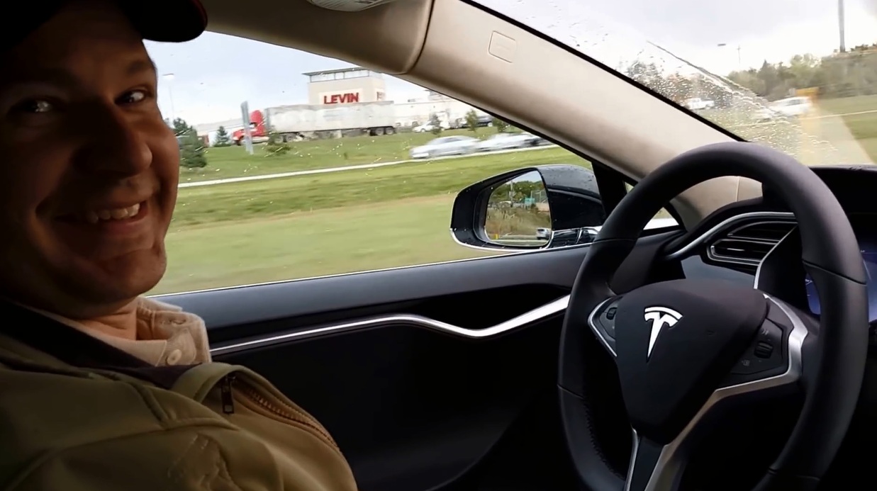 
Ông Brown rất tự tin khi để Tesla Model S chạy ở chế độ Autopilot. Ảnh cắt từ video
