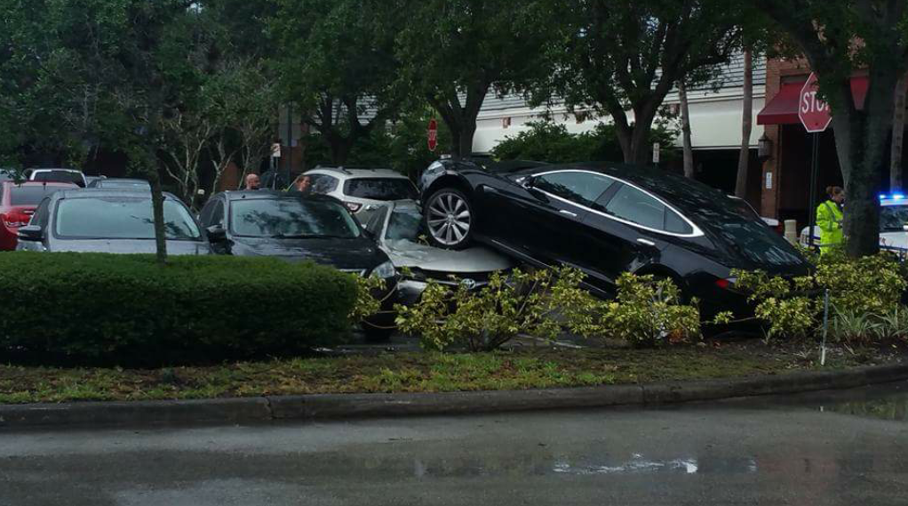 
Chiếc Tesla Model S gây tai nạn liên hoàn trong bãi đỗ xe.

