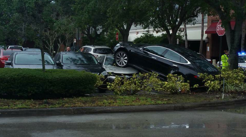 Chiếc Tesla Model S gây tai nạn liên hoàn trong bãi đỗ xe.