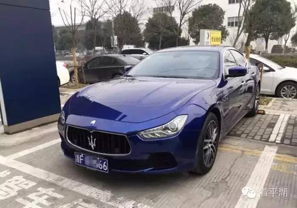 
Một trong những chiếc Maserati Ghibli mà sếp trẻ mua để tặng nhân viên.
