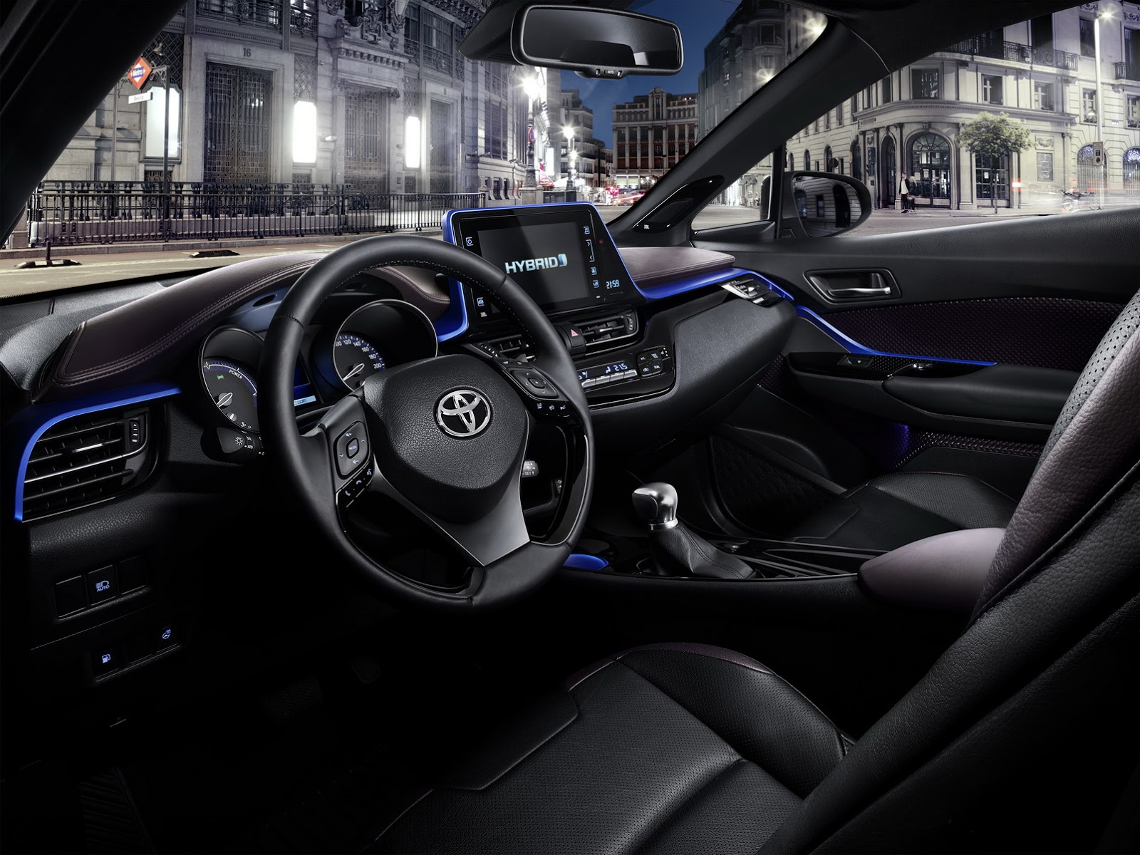 
Bên trong Toyota C-HR có bảng táp-lô được thiết kế đơn giản và gọn gàng. Các nút bấm của Toyota C-HR được giảm thiểu nhờ màn hình cảm ứng 8 inch cỡ lớn trên bảng táp-lô. Màn hình sẽ hiển thị giao diện giao tiếp với người lái HMI tái thiết kế của hãng Toyota. Ngoài ra, các nút bấm và màn hình đều hướng về phía người lái.
