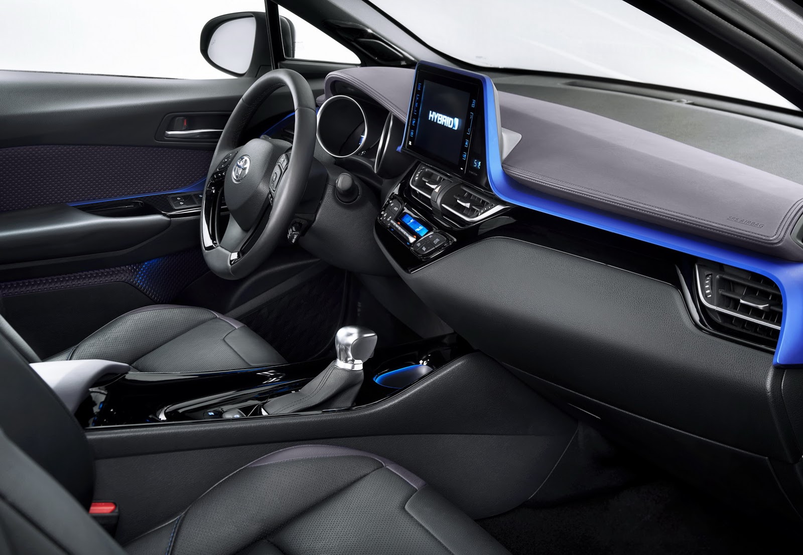 Khi mua Toyota C-HR, khách hàng có thể chọn 1 trong 3 cách phối màu nội thất là xám tối, đen - xanh dương và đen - nâu.