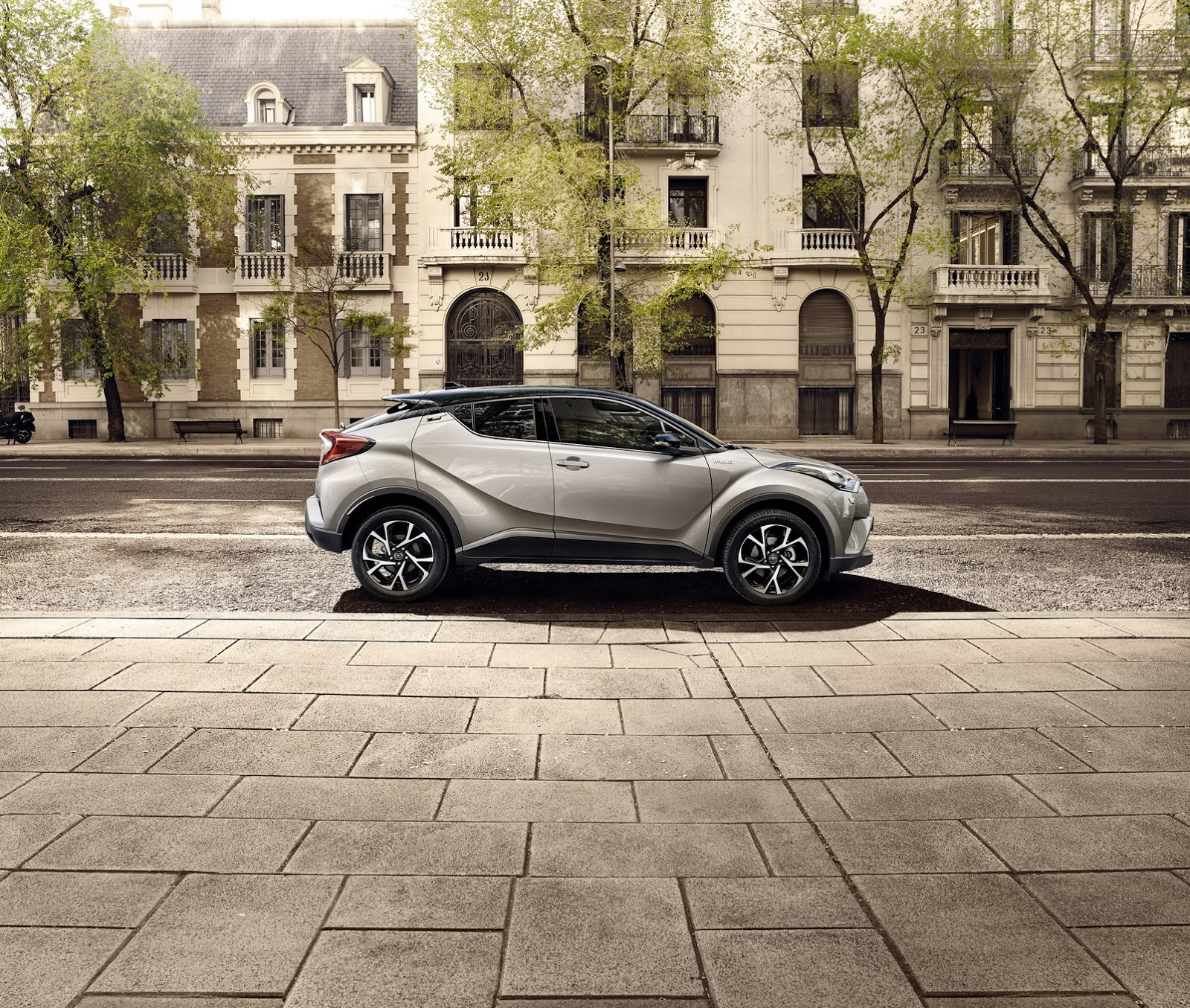 Toyota C-HR là mẫu crossover cỡ nhỏ đã lần đầu tiên ra mắt trong triển lãm Geneva 2016 diễn ra vào tháng 3 năm nay. Cạnh tranh trực tiếp với Honda HR-V và Mazda CX-3, Toyota C-HR hiện là mẫu crossover cỡ nhỏ được rất nhiều người mong đợi vì thiết kế táo bạo hơn hẳn các đối thủ.