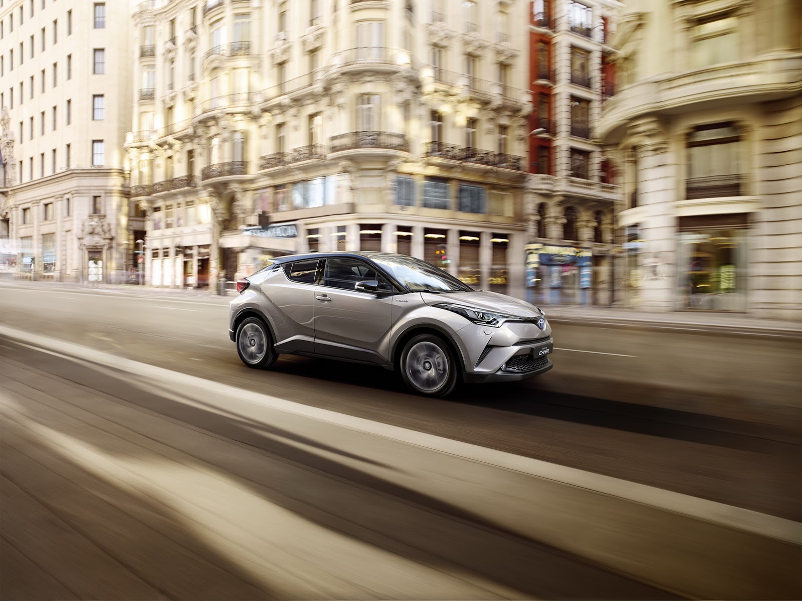 C-HR đánh dấu bước tiến của hãng Toyota trong phân khúc crossover cỡ nhỏ hiện đang cực hot với hàng loạt mẫu xe mới ra đời như Honda HR-V, Mazda CX-3, Nissan Juke, Buick Encore và Opel Mokka.