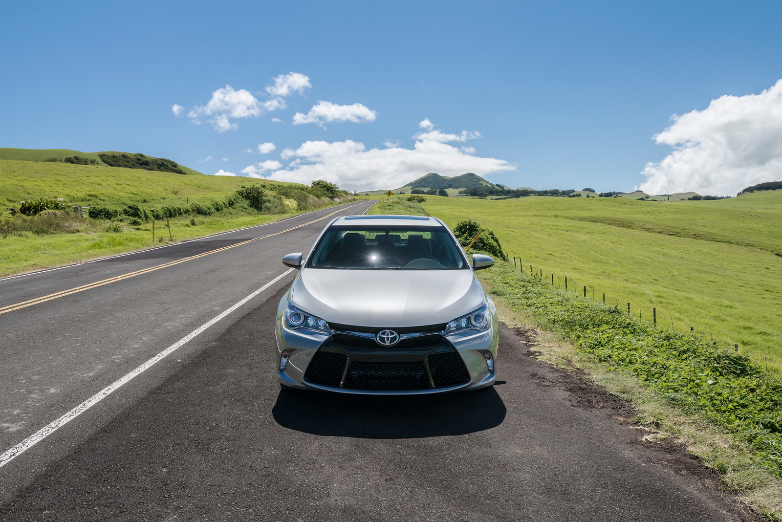 
Hãng Toyota đã chính thức tung ra phiên bản 2017 của mẫu sedan cỡ trung bán chạy Camry tại thị trường Mỹ. Bước sang phiên bản mới, Toyota Camry được bổ sung thêm nhiều trang thiết bị tiêu chuẩn. Trong khi đó, giá bán của Toyota Camry 2017 không hề thay đổi so với trước.
