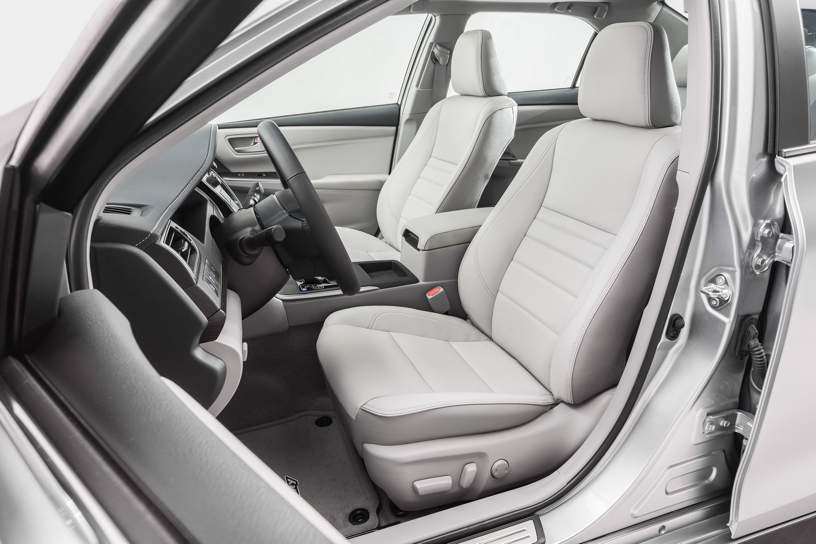 
Về an toàn, Toyota Camry 2017 đều được trang bị 10 túi khí cùng hệ thống STAR, bao gồm kiểm soát lực bám, cân bằng điện tử, phân bổ lực phanh điện tử, trợ lực phanh, công nghệ dừng thông minh và giám sát áp suất lốp.

