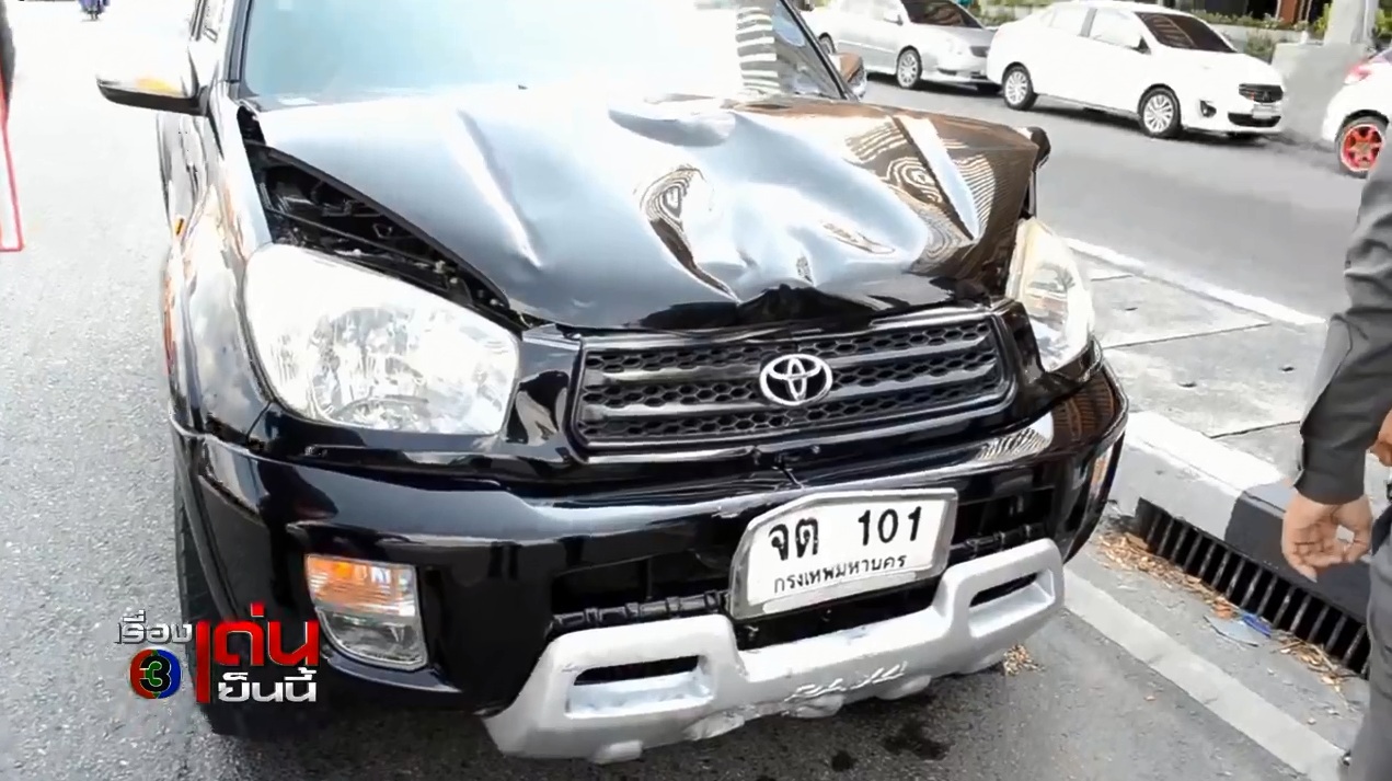 
Chiếc Toyota tại hiện trường vụ tai nạn. Ảnh cắt từ video
