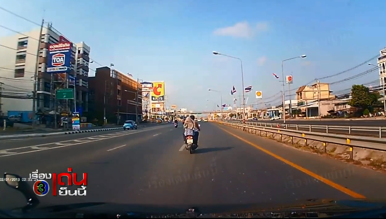 
Chiếc xe máy đã bật đèn xi-nhan nhưng người lái lại thiếu quan sát phía sau. Ảnh cắt từ video
