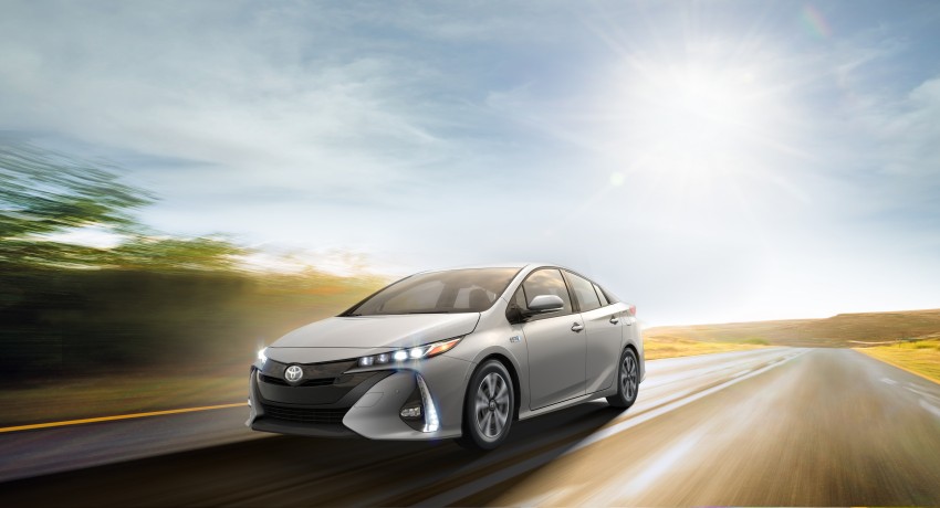 Toyota Prius Prime 2017 đã được vén màn trong triển lãm New York 2016. Về cơ bản, Toyota Prius Prime 2017 là phiên bản plug-in hybrid của Prius thế hệ mới. Đây đồng thời cũng là mẫu xe plug-in hybrid đầu tiên sở hữu thiết kế khác biệt rõ rệt so với phiên bản hybrid thông thường.