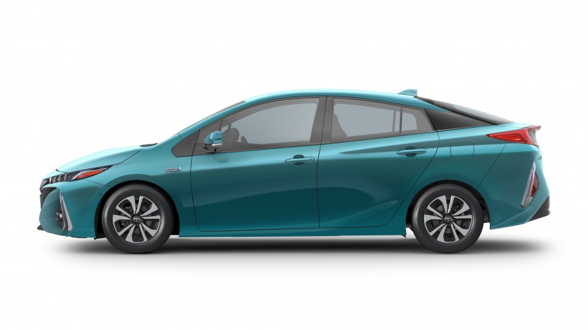 
Bên dưới nắp capô của Toyota Prius Prime 2017 là động cơ xăng VVT-i với công nghệ đốt cháy Atkinson-cycle, dung tích 1,8 lít và 2 mô-tơ điện. Hiện hãng Toyota chưa công bố thông số vận hành của Prius Prime 2017.
