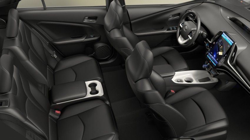 
Những tính năng độc đáo khác của Toyota Prius Prime 2017 bao gồm nội thất 4 chỗ ngồi và 2 giá đỡ cốc cả trước lẫn sau. Toyota Prius Prime 2017 là mẫu xe đầu tiên trên thế giới đi kèm bơm nhiệt có tác dụng làm ấm hoặc mát khoang nội thất khi xe chạy ở chế độ điện mà không cần sự can thiệp của động cơ thông thường.
