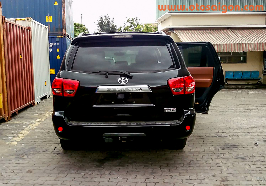 
Tương tự phiên bản tiêu chuẩn, Toyota Sequoia Platinum 2016 cũng được trang bị duy nhất 1 loại động cơ là máy xăng V8, dung tích 5,7 lít, sản sinh công suất tối đa 381 mã lực và mô-men xoắn cực đại 545 Nm. Đây cũng chính là động cơ dùng cho Toyota Land Cruiser. Sức mạnh được truyền tới bánh thông qua hộp số tự động 6 cấp, cho phép xe tăng tốc từ 0-96km/h trong 6,7 giây, khá nhanh đối với một mẫu SUV cỡ lớn.
