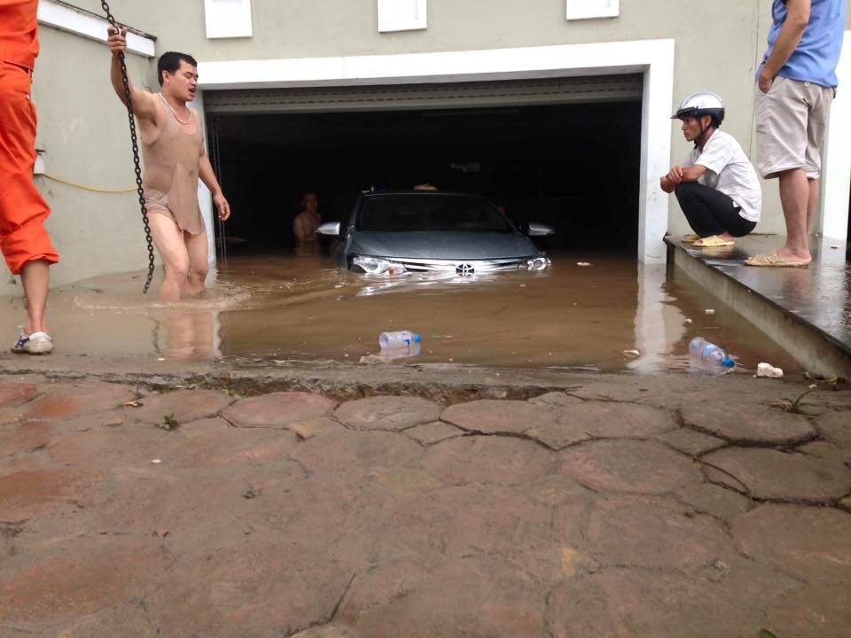 
Lực lượng cứu hộ đưa chiếc Toyota Vios ra khỏi gara ngập nước. Ảnh: Le Nam/Otofun
