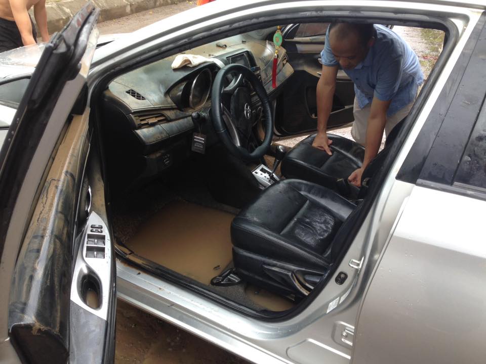 
Nội thất của chiếc Toyota Vios bị hư hỏng nặng. Ảnh: Le Nam/Otofun
