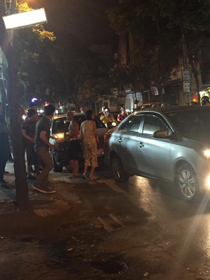 Hai người lái xe tấp vào lề đường và cãi nhau. Ảnh: Van Cuong Nguyen/Otofun