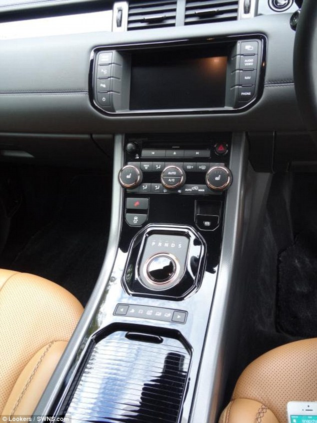
Cụm điều khiển trung tâm của chiếc Range Rover Evoque.
