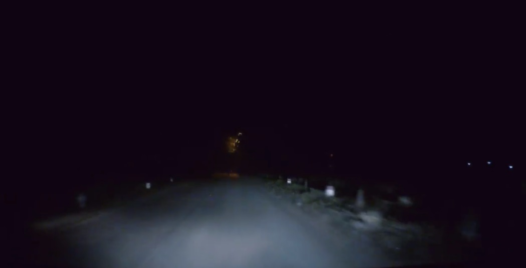 
Chiếc ô tô chạy trên đoạn đường vắng bóng người vào đêm muộn. Ảnh cắt từ video

