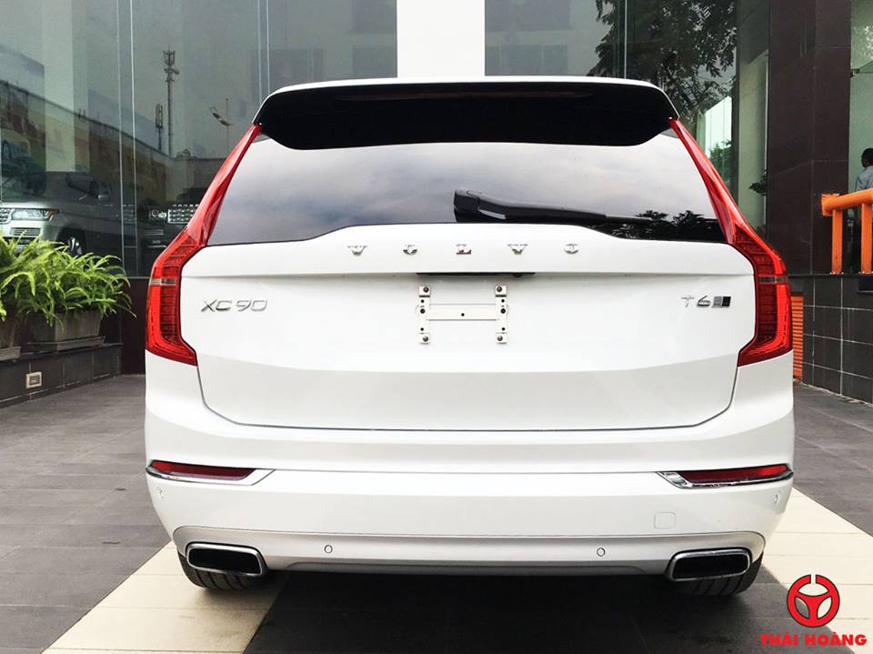 
Chiếc Volvo XC90 màu trắng muốt tại Hà Nội.
