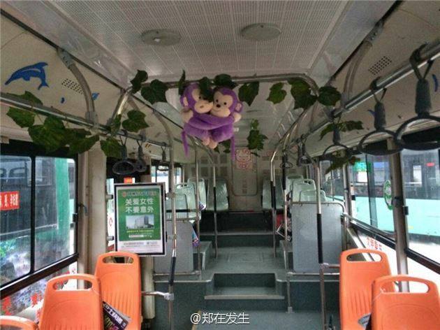 Cách trang trí bên trong chiếc xe buýt rất nữ tính.