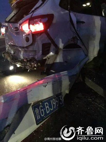 Chiếc ô tô con bị hư hỏng nặng và rời hiện trường bằng xe cứu hộ.
