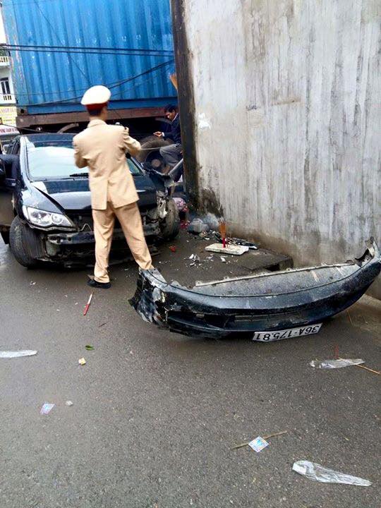 
Chiếc xe 4 chỗ bị hư hỏng nặng trong vụ tai nạn. Ảnh: Duc Phan/Otofun
