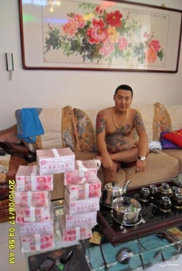 
Bức ảnh gã gangster Trung Quốc cởi trần chụp ảnh bên những chồng tiền xếp cao được chụp từ năm 2010.
