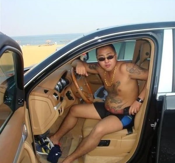 
G&atilde; gangster rất th&iacute;ch cởi trần v&agrave; chụp ảnh.
