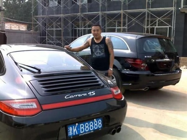 
Chiếc Porsche 911 Carrera 4S của g&atilde; gangster.
