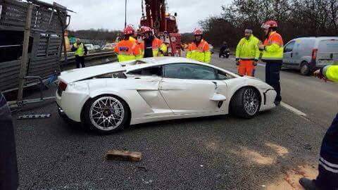
Chiếc Lamborghini Gallardo bị được lật lên.

