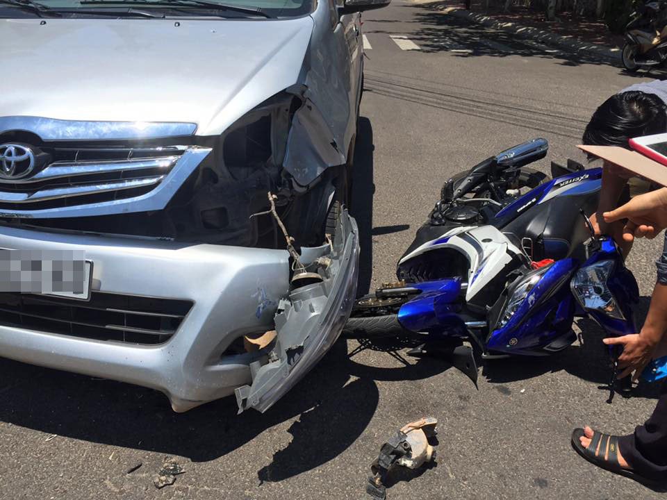 
Chiếc Toyota Innova bị hư hỏng đáng kể trong vụ tai nạn.
