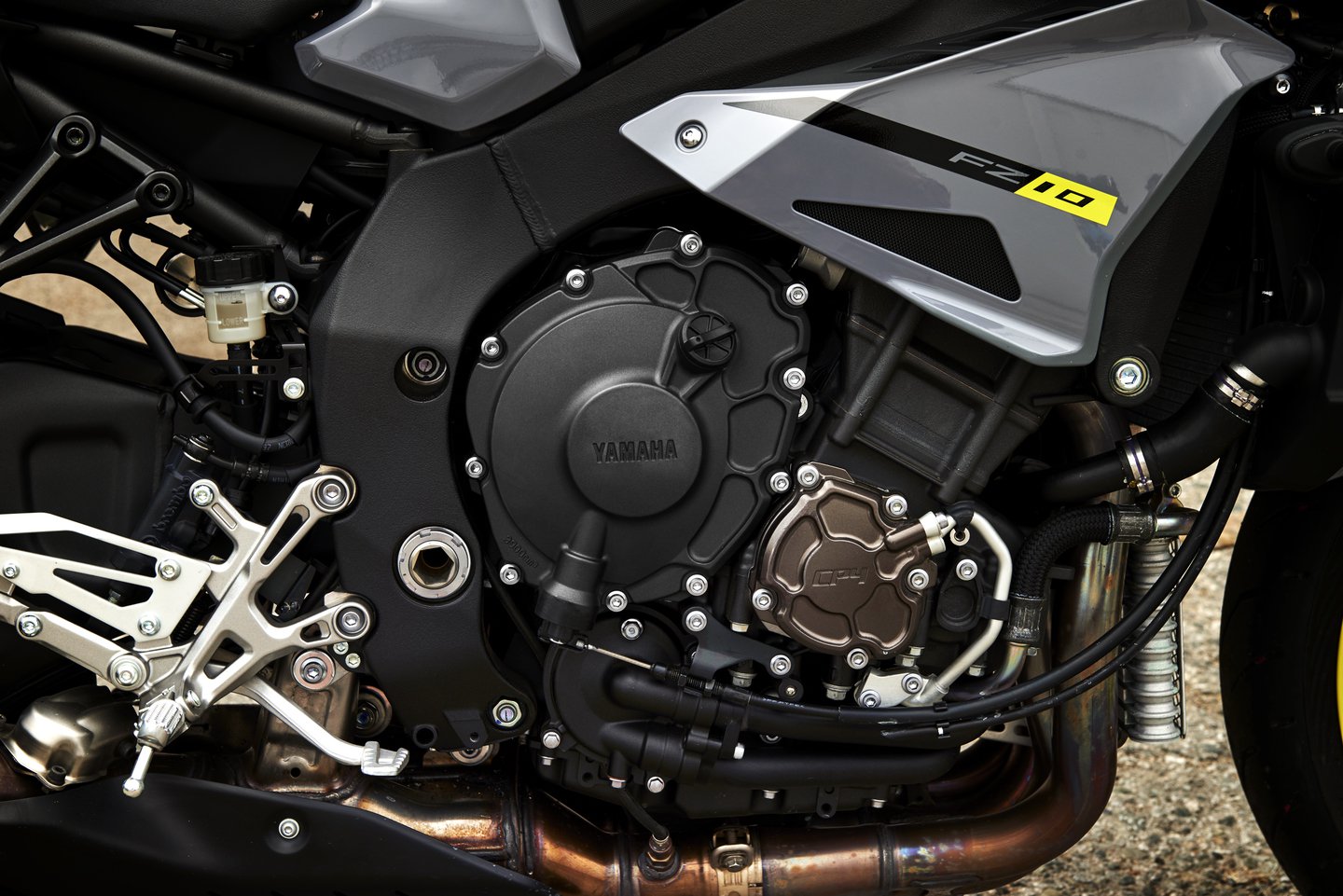 
Vì là phiên bản naked bike của Yamaha YZF-R1 nên FZ-10 2017 dùng chung bộ khung, tay đòn và động cơ. Cụ thể, trái tim của Yamaha FZ-10 2017 là khối động cơ 4 xy-lanh thẳng hàng, 4 van/xy-lanh, làm mát bằng dung dịch, dung tích 998 cc. 
