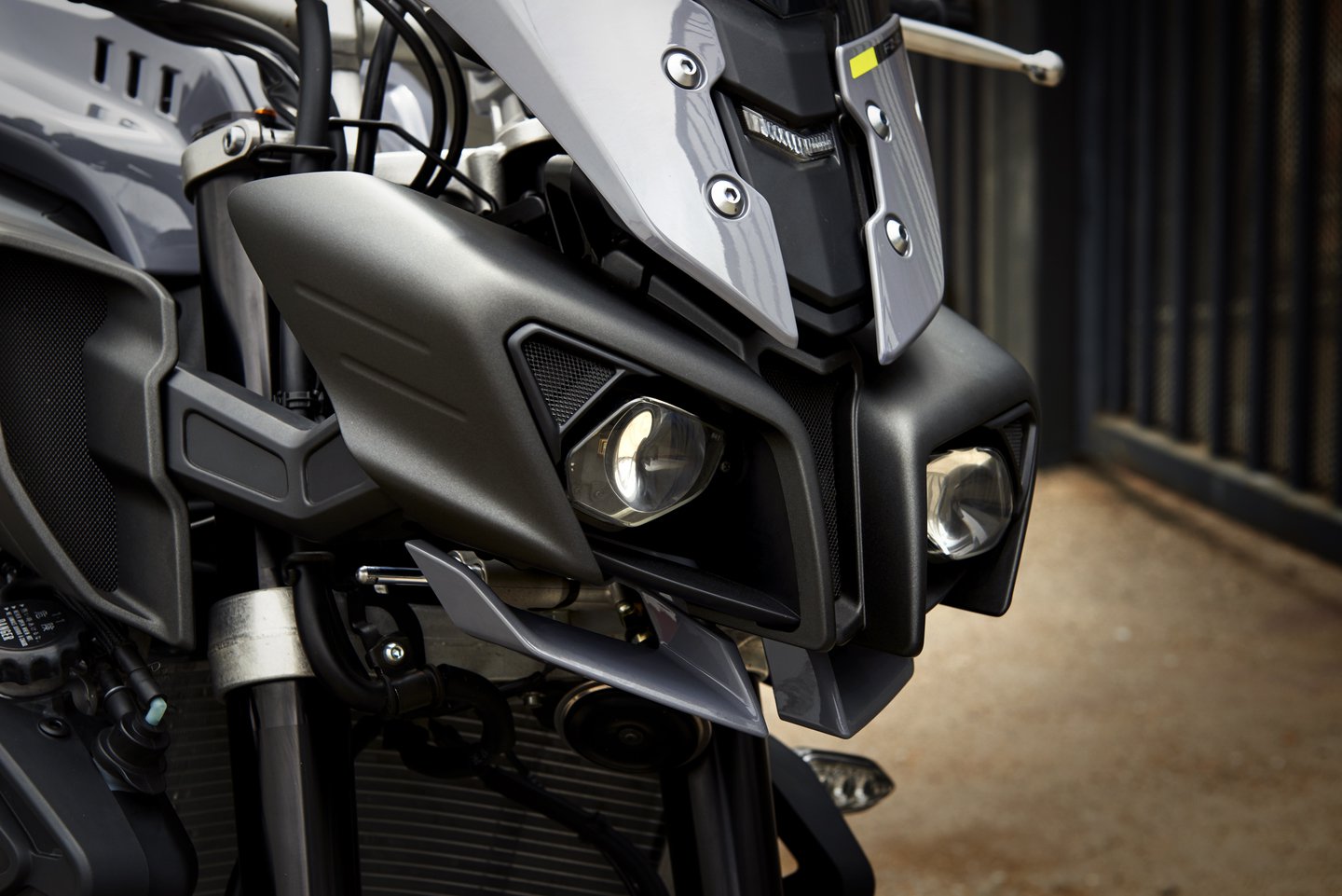 
Điểm gây tranh cãi duy nhất trên Yamaha FZ-10 2017 chính là thiết kế. Một số biker lớn tuổi có thể cảm thấy Yamaha FZ-10 2017 trông như xe bước ra từ phim Transformers. Trong khi đó, các biker trẻ tuổi lại đánh giá cao Yamaha FZ-10 2017 về mặt công nghệ và thiết kế hiện đại.
