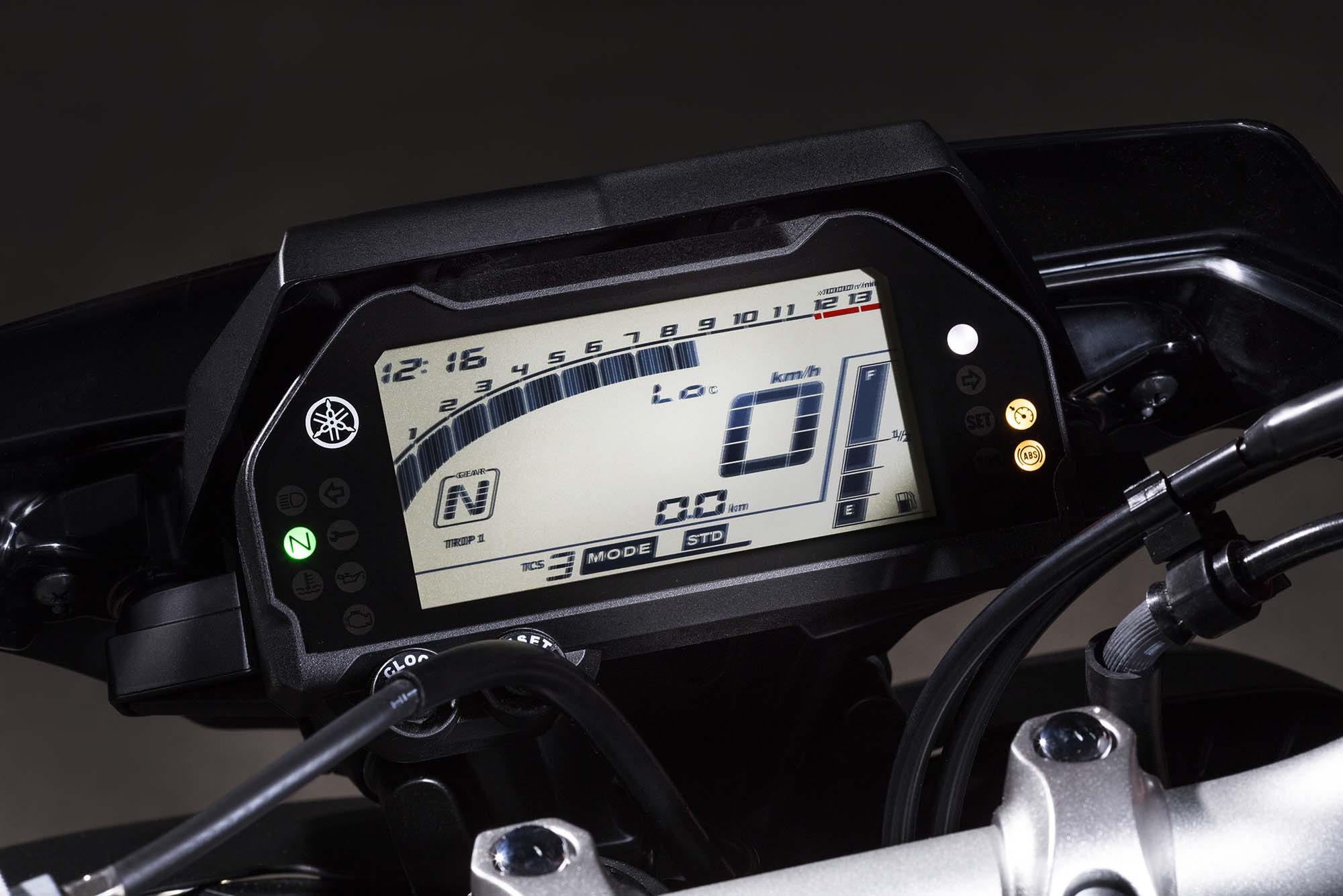 Những trang thiết bị nổi bật khác của Yamaha FZ-10 2017 bao gồm đèn pha LED, cụm đồng hồ LCD, kính chắn gió cỡ nhỏ, ổ điện 12 V tiêu chuẩn và bình xăng có dung tích 17 lít.
