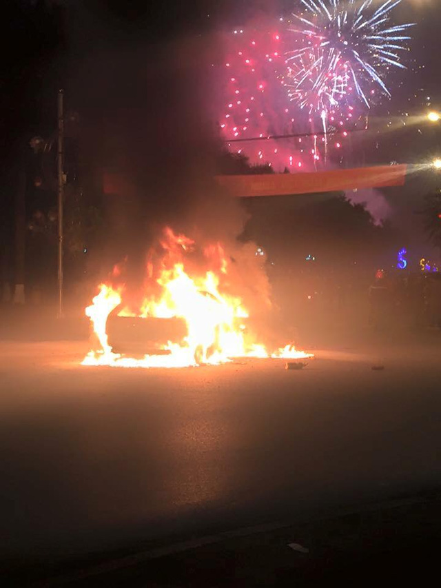 
Ford Focus cháy trong đêm giao thừa. Ảnh: Otofun
