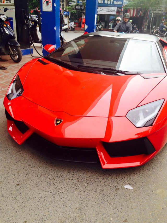 Lamborghini Aventador Roadster bị bắt gặp khi đi đổ xăng. Ảnh: Otofun
