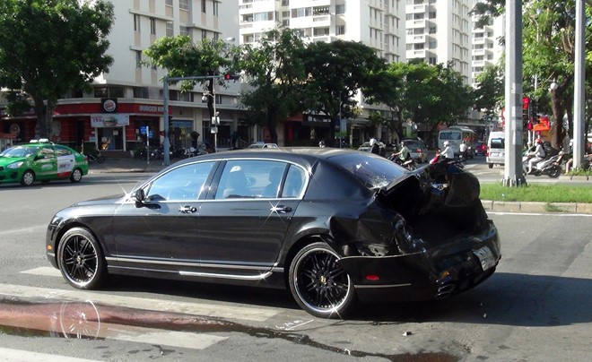 
Bentley Continental Flying Spur độ Mansory gặp nạn tại Sài thành.

