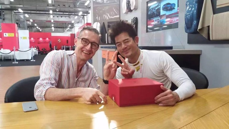 
Quách Phú Thành chụp chung với ông Matteo Torre, chủ tịch kiêm CEO của Ferrari Trung Quốc, khi nhận siêu xe FXX K.
