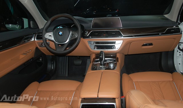 Nội thất chiếc BMW 740Li 2016 của Phan Thành được bọc da bò màu nâu sang trọng và đi kèm nhiều chi tiết ốp gỗ Fineline cao cấp. Ngoài ra, xe còn được trang bị nhiều công nghệ hiện đại như hệ thống đèn chiếu sáng LED có chức năng tự động điều chỉnh góc chiếu đèn pha, hệ thống điều khiển bằng cử chỉ, máy tính bảng điều khiển từ hàng ghế sau hay chìa khóa cảm ứng thông minh.