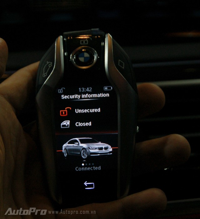 Tất nhiên chiếc BMW 750 Li 2016 vẫn sử dụng chiếc chìa khóa cảm ứng thông minh quen thuộc trên các dòng 740 Li. Trong đó, một số chức năng cơ bản như bật điều hòa từ xa, hạ hay nâng kiếng xe từ ngoài, cùng nhiều thông số lái hiển thị ngay trên chìa khóa khá tiện lợi.