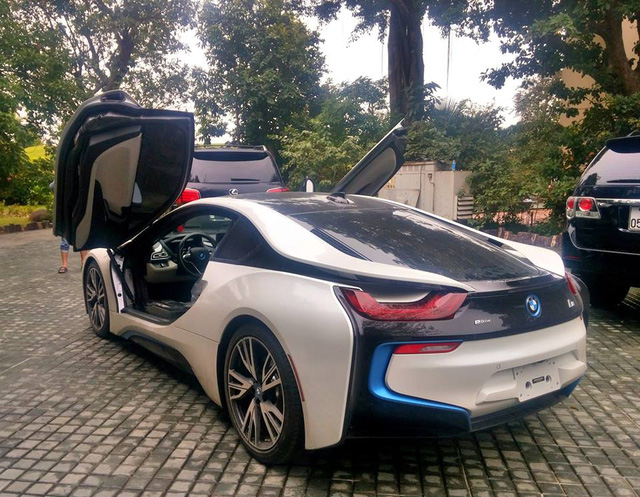 BMW i8 của thiếu gia 9X tại Quảng Bình sở hữu ngoại thất trắng muốt cùng những tùy chọn ấn tượng như đường viền xanh ở lưới tản nhiệt phía trước, bên hông và đuôi xe cùng la-zăng 5 chấu kép thể thao. Ảnh: Xuân Thành