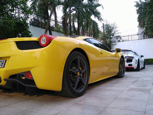 
Ferrari 458 Italia sử dụng động cơ V8, dung tích 4,5 lít, sản sinh công suất tối đa 562 mã lực và mô-men xoắn cực đại 540 Nm. Kết hợp với hộp số ly hợp kép 7 cấp tương tự như xe đua F1, động cơ cho phép siêu xe mui trần này mất 3,4 giây để tăng tốc lên 100 km/h từ vị trí xuất phát trước khi đạt tốc độ tối đa 320 km/h.
