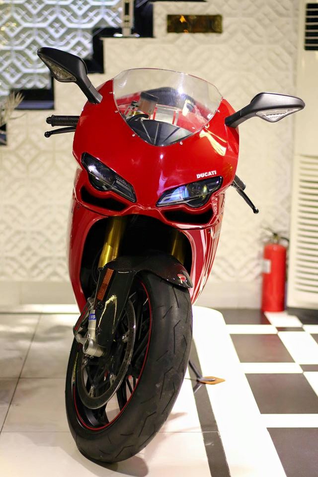 Ducati 1198SP từng là chiếc siêu mô tô mạnh mẽ nhất của nhãn hiệu đến từ Ý khi được giới thiệu vào năm 2011 nhằm thay thế phiên bản S. Ducati 1198SP sử dụng khối động cơ Desmodromic, V-Twin, dung tích 1.198 phân khối, sản sinh công suất tối đa 170 mã lực tại vòng tua máy 9.750 vòng/phút và mô-men xoắn cực đại 132 Nm.