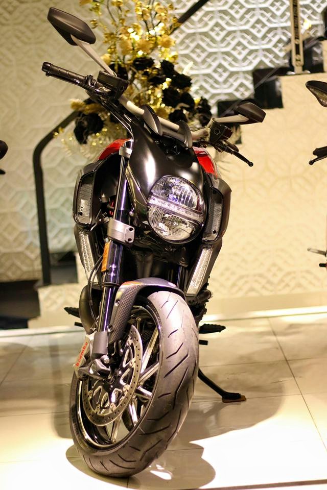 
Không có vóc dáng mạnh mẽ như bộ đôi superbike, Ducati Diavel Carbon lại gây ấn tượng trong bộ áo đen bóng cùng nhiều chi tiết bằng chất liệu carbon cao cấp và có giá đắt hơn 3.000 USD so với phiên bản tiêu chuẩn khi ra mắt vào năm 2010. Ngoại hình Diavel là sự kết hợp độc đáo của hai dòng xe cruiser và naked bike.
