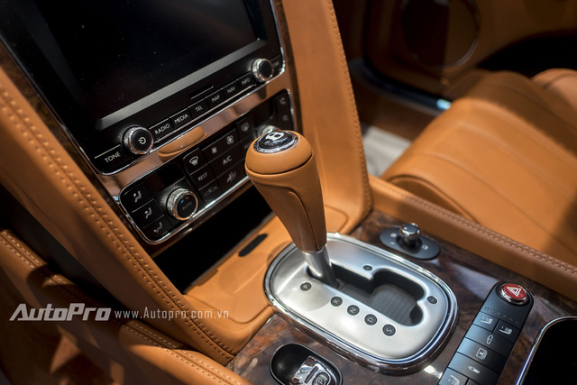 
Sức mạnh được truyền tới bánh thông qua hộp số tự động 8 cấp ZF. Nhờ đó, Bentley Flyng Spur W12 có thể tăng tốc 0-100 km/h trong 4,6 giây và đạt tốc độ tối đa 320 km/h.
