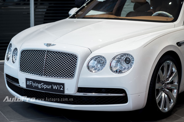 
Chiếc Bentley Flying Spur W12 chính hãng của nữ đại gia Việt được sơn màu trắng muốt Glacier White. Xe được trang bị đèn pha tròn cắt vát và lưới tản cỡ lớn với vân vây cá là đặc trưng của dòng xe Bentley.
